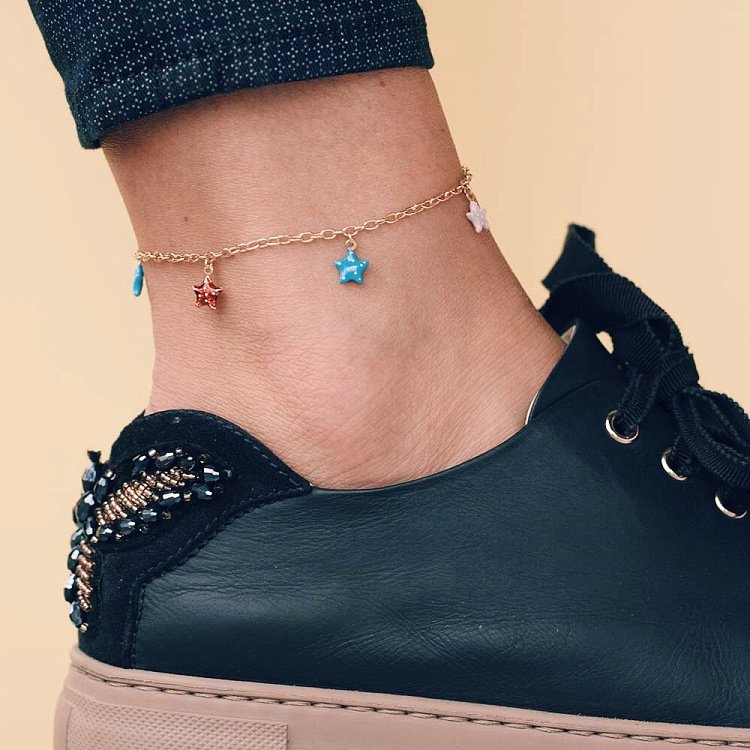 Золотой браслет на ногу с звёздочками б01464 от ювелирного магазина Оникс