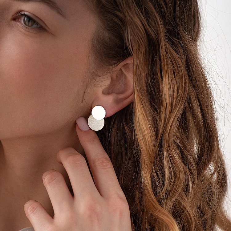 Серебряные серьги - пусеты "Кружочки" 122997 от ювелирного магазина Оникс