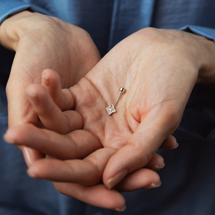 Золотий пірсинг в пупок "Конюшина" з фіанітами пир00248 від ювелірного магазину Онікс - 1