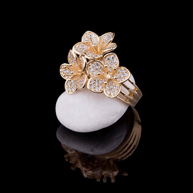 Золота каблучка "Квіточки" з фіанітами к02910 від ювелірного магазину Онікс - 3