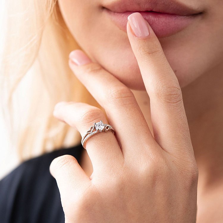 Золотое помолвочное кольцо (фианиты) к05203 от ювелирного магазина Оникс - 1