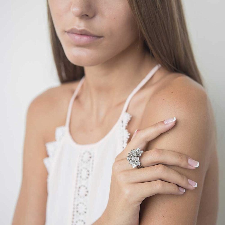 Золота каблучка "Квіточки" з фіанітами к02556 від ювелірного магазину Онікс - 1