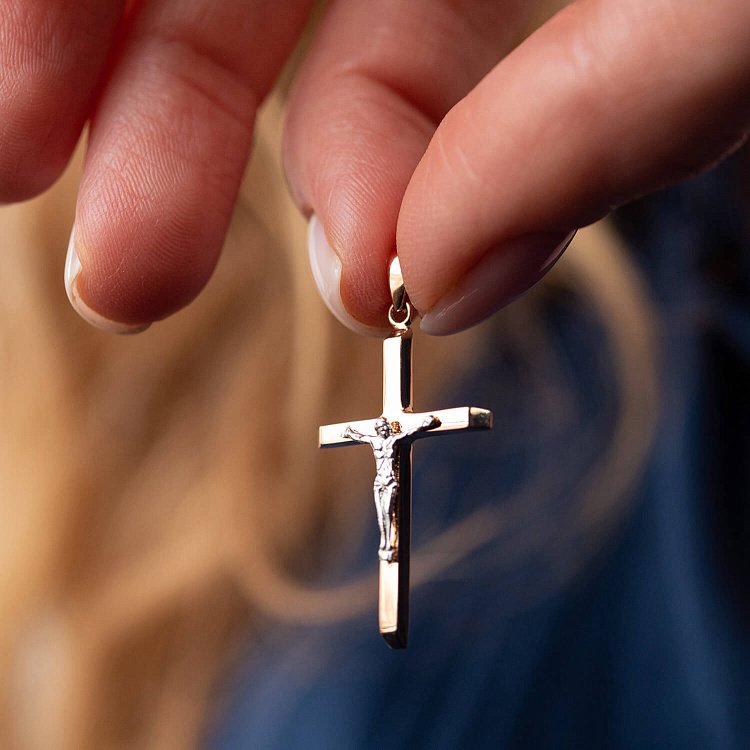 Золотий хрестик з розп'яттям п03729 від ювелірного магазину Онікс - 1