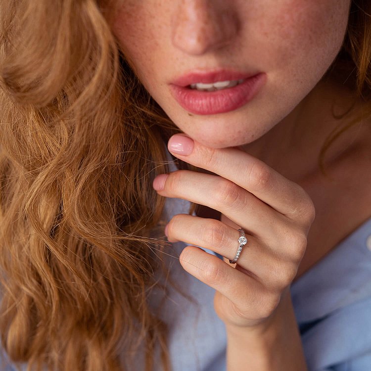 Помолвочное кольцо в белом золоте с бриллиантами км0235 от ювелирного магазина Оникс - 1