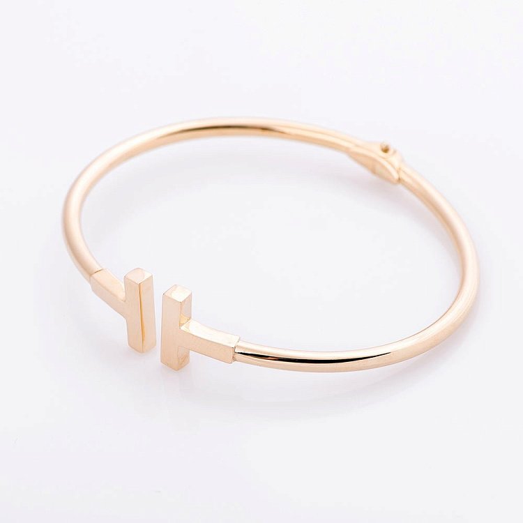 Золотой жесткий браслет б02128 от ювелирного магазина Оникс