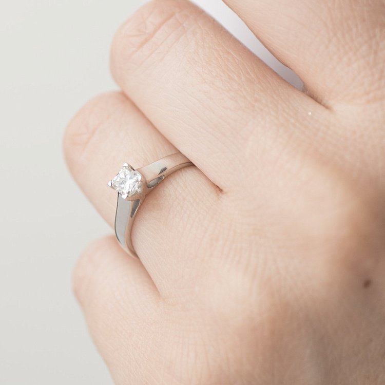 Золотое кольцо с бриллиантом R0982 - 4 Золотое кольцо с бриллиантом R0982 от ювелирного магазина Оникс - 4