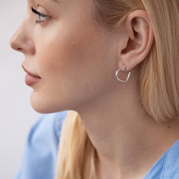 Серебряные серьги - пусеты "Сердечки" 123215 от ювелирного магазина Оникс - 2