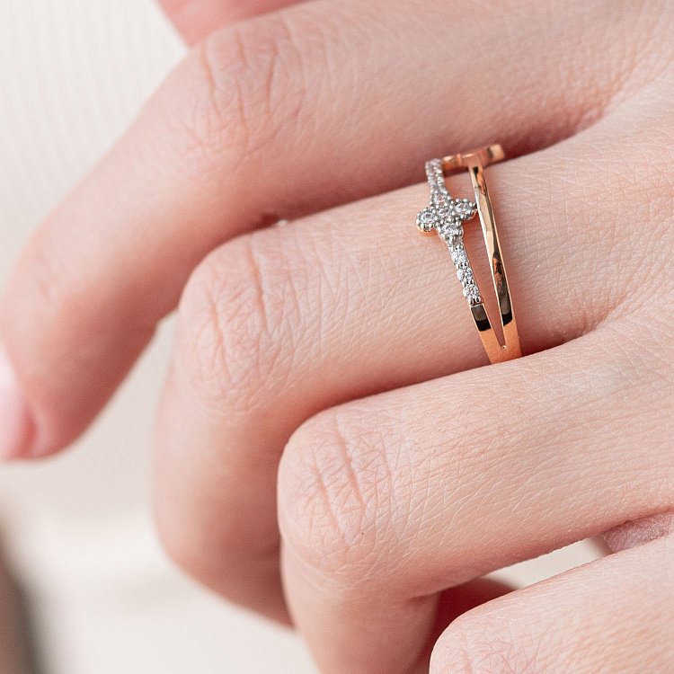 Золотое кольцо "Клевер" с фианитами к05169 от ювелирного магазина Оникс - 1