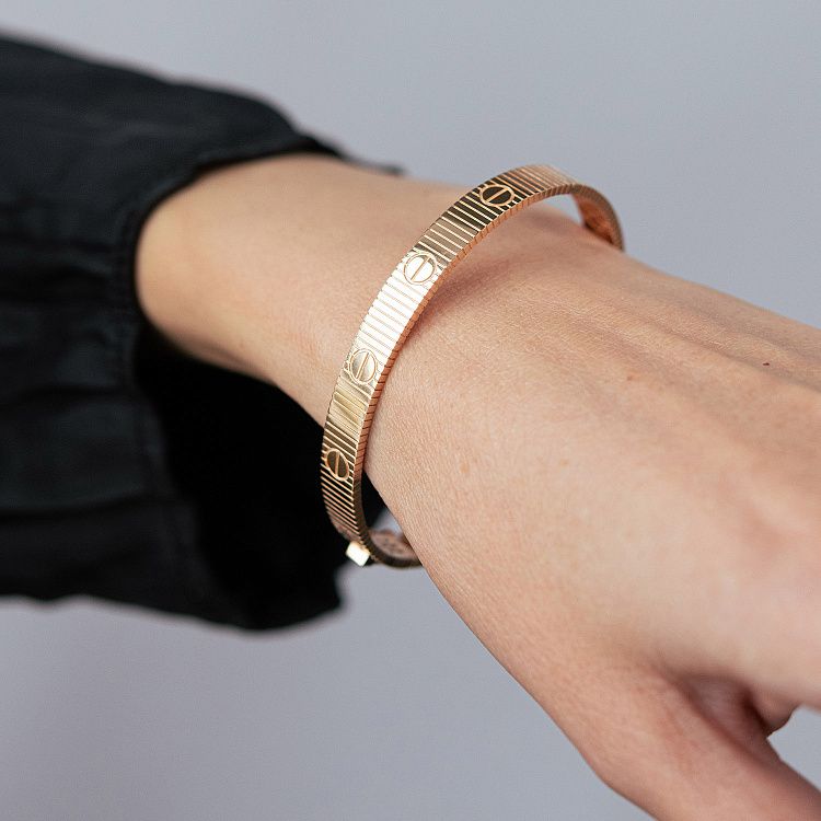 Жорсткий золотий браслет "Love" б05809 від ювелірного магазину Онікс - 5