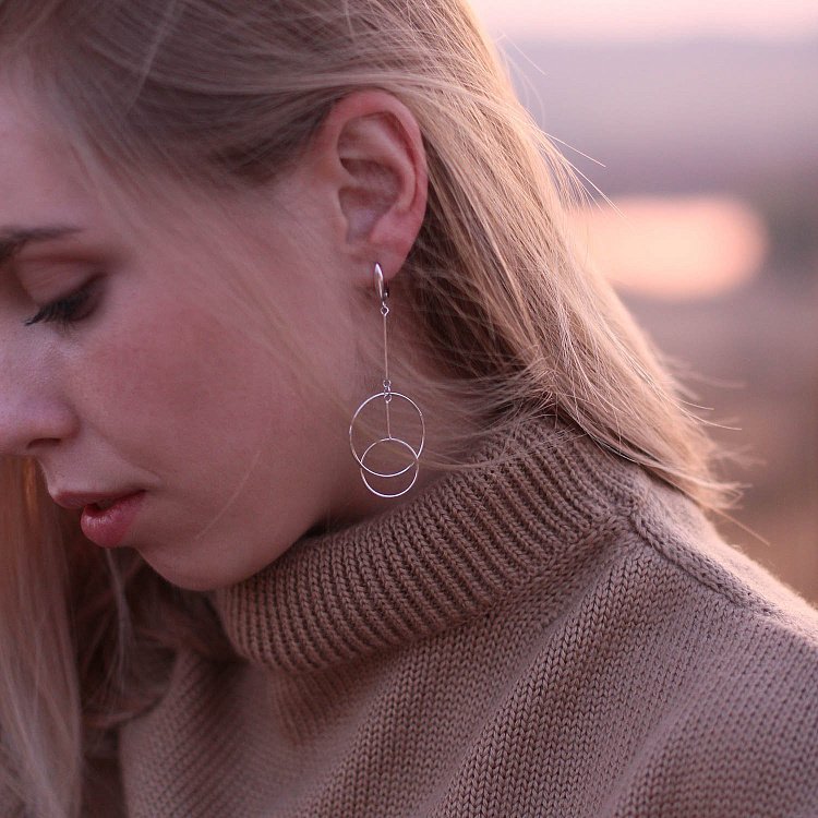 Срібні сережки "Кола" (родій) 122562 від ювелірного магазину Онікс - 2