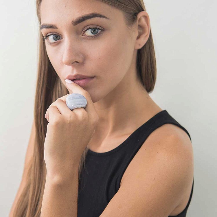 Кольцо с халцедоном 218к33 Кольцо с халцедоном 218к33 от ювелирного магазина Оникс