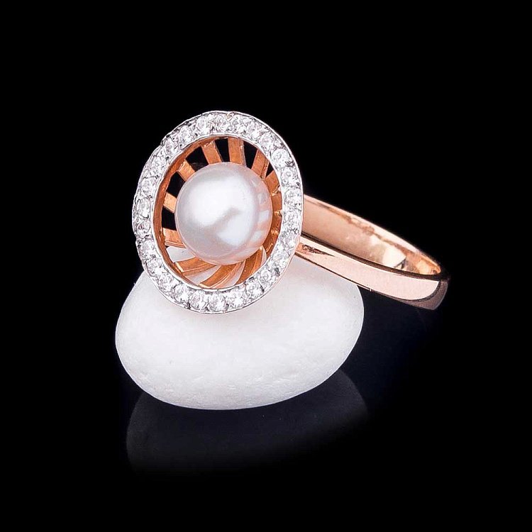 Золотое кольцо с культ. пресн. жемчугом и фианитами к00611 от ювелирного магазина Оникс