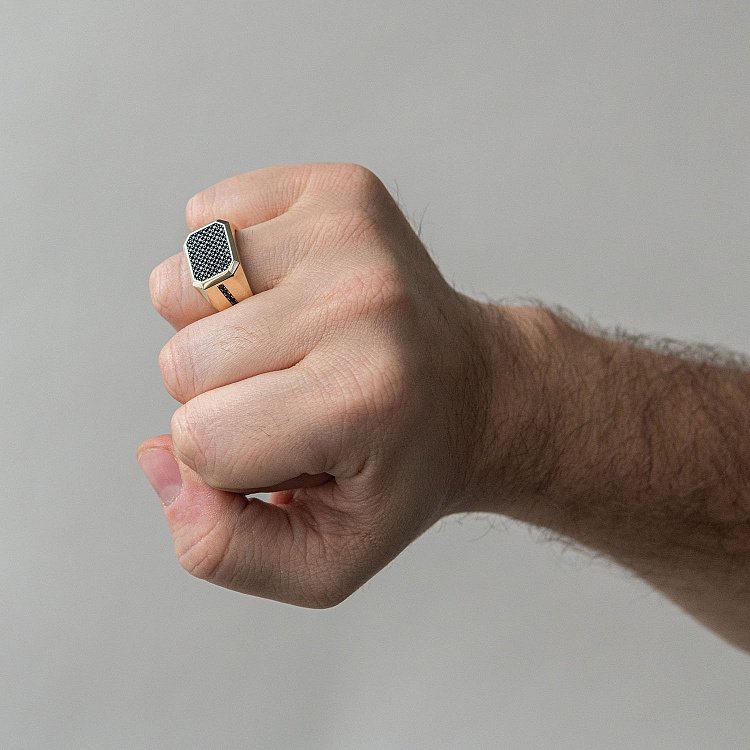 Мужская печатка в желтом золоте (фианиты) к06187 от ювелирного магазина Оникс - 1