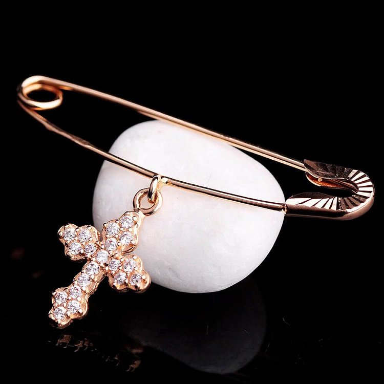 Золотая булавка с крестиком зак00182 от ювелирного магазина Оникс