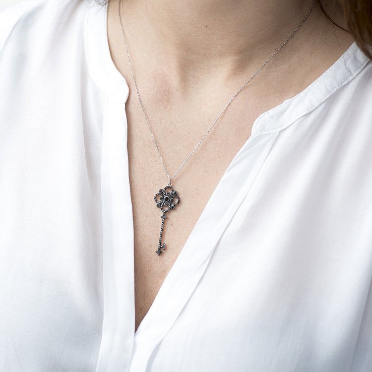 Серебряное колье "Ключик" 18476 от ювелирного магазина Оникс