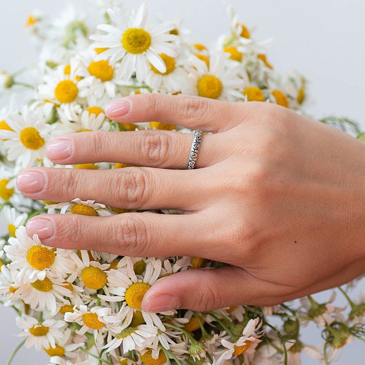 Серебряное кольцо "Розы" с чернением 112540 от ювелирного магазина Оникс - 1