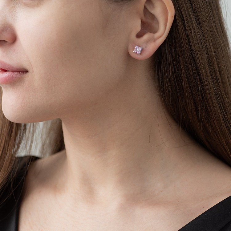 Срібні сережки - пусети "Квіточки" з фіанітами 121632 від ювелірного магазину Онікс - 1