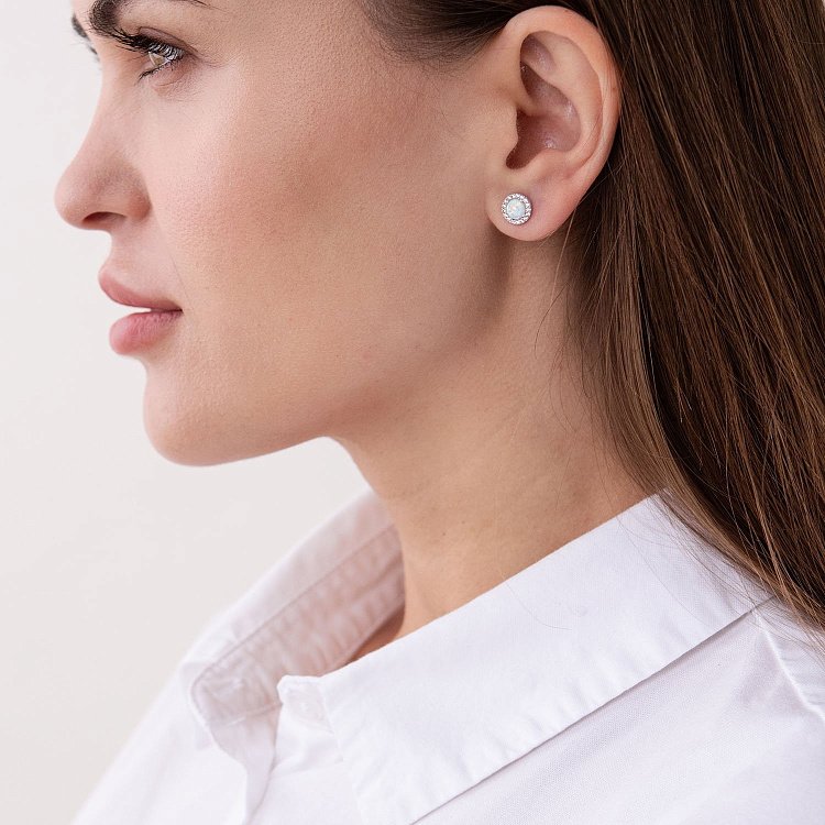 Золоті сережки-пусети "Сяйво" (синт. опал, фіаніти) 0.8 см с07437 від ювелірного магазину Онікс - 1