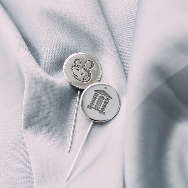 Серебряный значок с Вашей гравировкой 20050 от ювелирного магазина Оникс