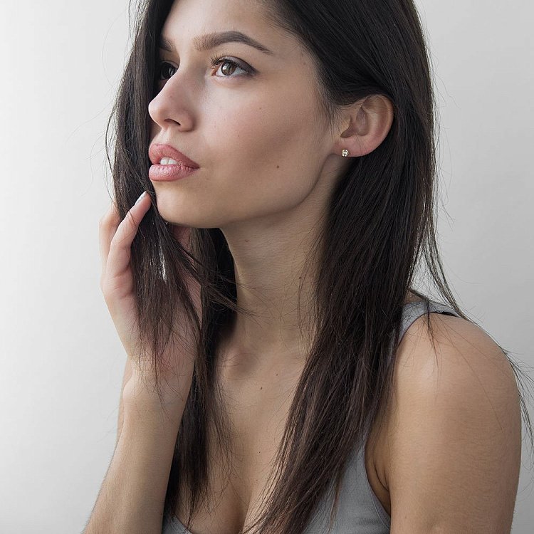 Золотые серьги-гвоздики с бриллиантами е0289ж от ювелирного магазина Оникс - 3