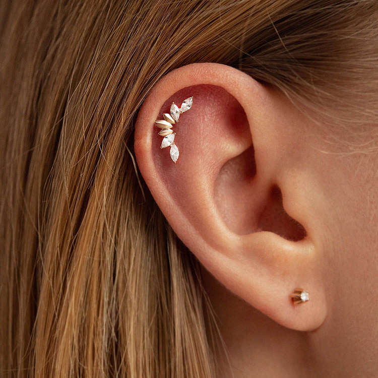 Одиночная золотая серьга в хрящ ушка (фианиты) з40067ч от ювелирного магазина Оникс