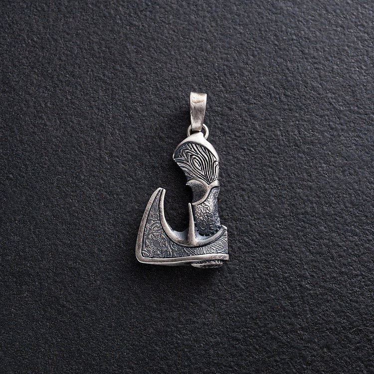 Серебряный кулон "Кельтский топор" 133199 от ювелирного магазина Оникс