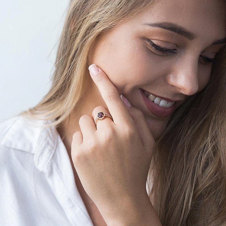 Золотое кольцо с пиропом (гранатом) и фианитами к04644 от ювелирного магазина Оникс - 3