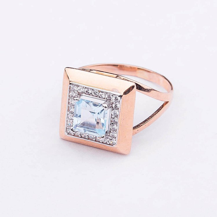 Золотое кольцо с голубым топазом и фианитами к03371 от ювелирного магазина Оникс