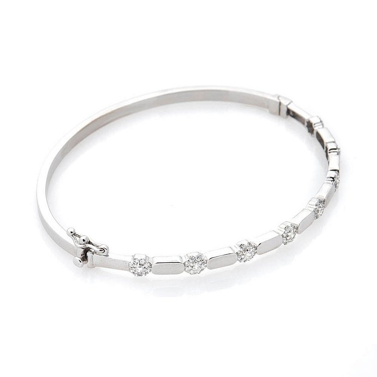 Золотой жесткий браслет (фианиты) б03366 от ювелирного магазина Оникс - 1