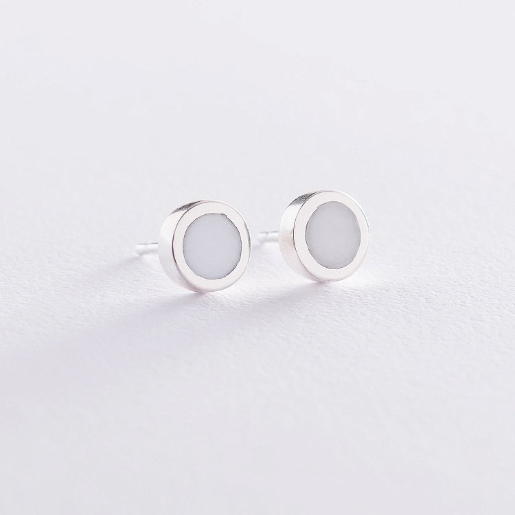 Серебряные серьги - пусеты (белая эмаль) 122658 от ювелирного магазина Оникс