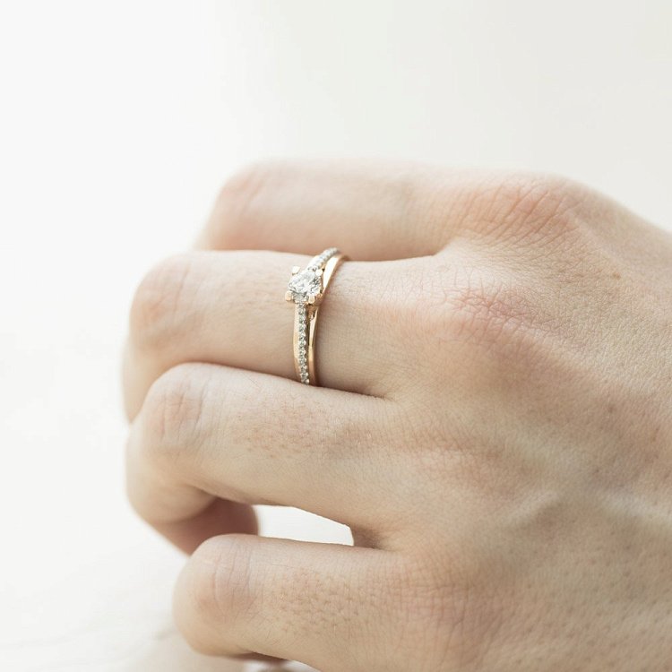 Золота заручальна каблучка з фіанітами к04610 - 3 Золота заручальна каблучка з фіанітами к04610 від ювелірного магазину Онікс - 3