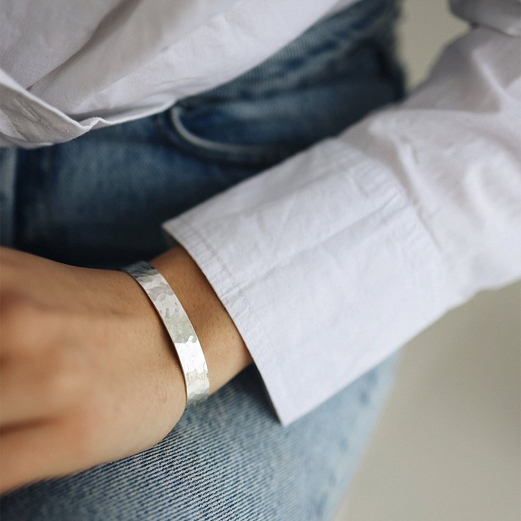 Жесткий браслет ручной работы из серебра 141480 от ювелирного магазина Оникс - 1