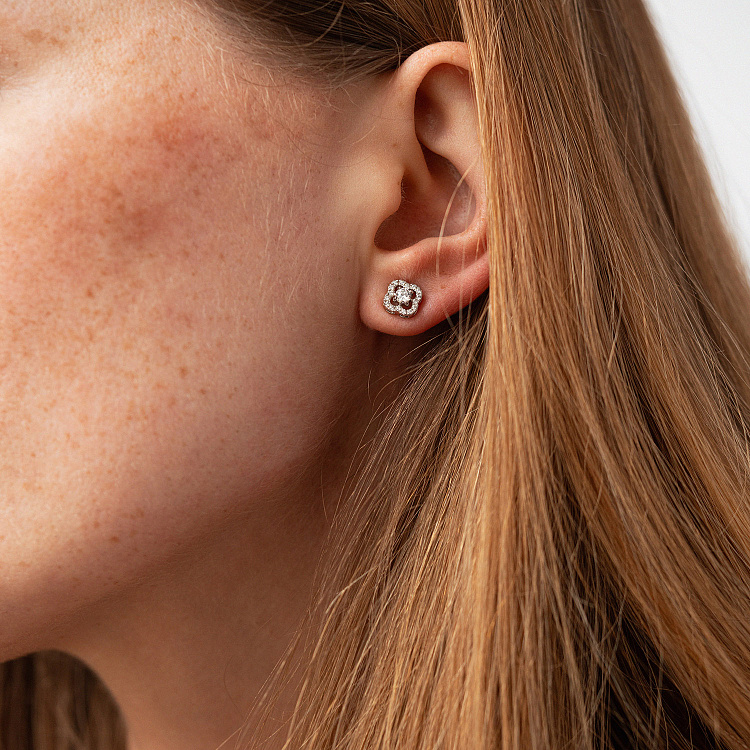 Серьги - пусеты "Клевер" с фианитами (белое золото) с09175 от ювелирного магазина Оникс - 1