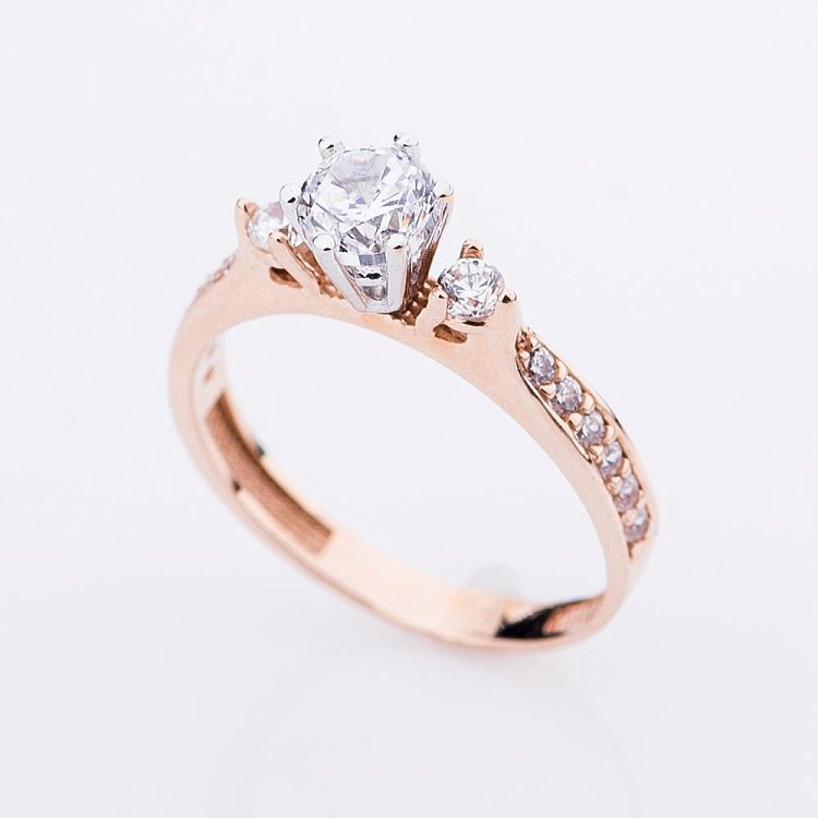 Золота каблучка з фіанітами к04689 Золота каблучка з фіанітами к04689 від ювелірного магазину Онікс