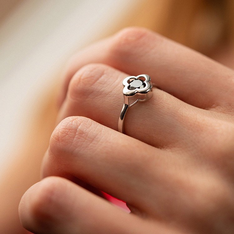 Срібна каблучка "Конюшина" з чорним фіанітом 112002 від ювелірного магазину Онікс - 7