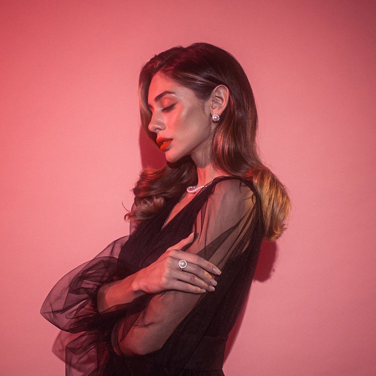 Золота каблучка з фіанітами і культ. прісн. перлами к02843 від ювелірного магазину Онікс - 3