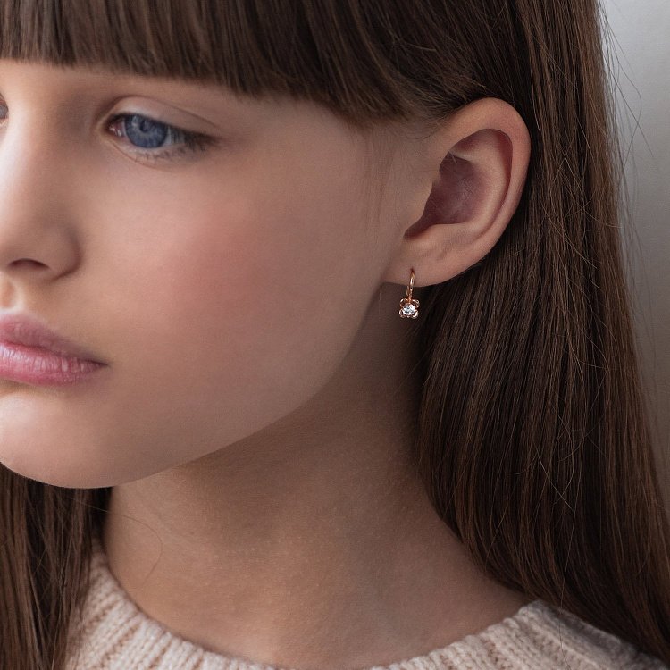 Золотые детские серьги с фианитами с05764 от ювелирного магазина Оникс - 2