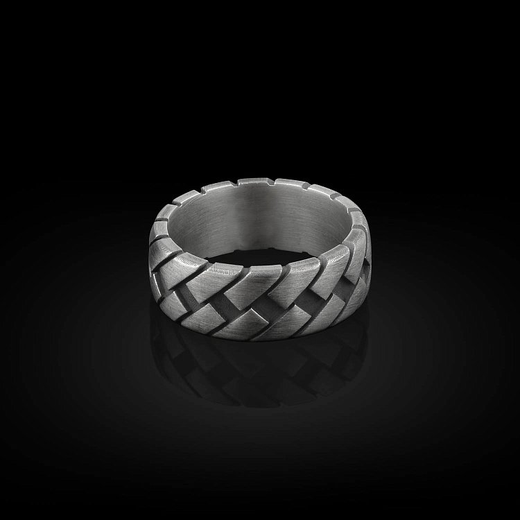 Серебряное кольцо "С принтом шин" 112688 от ювелирного магазина Оникс