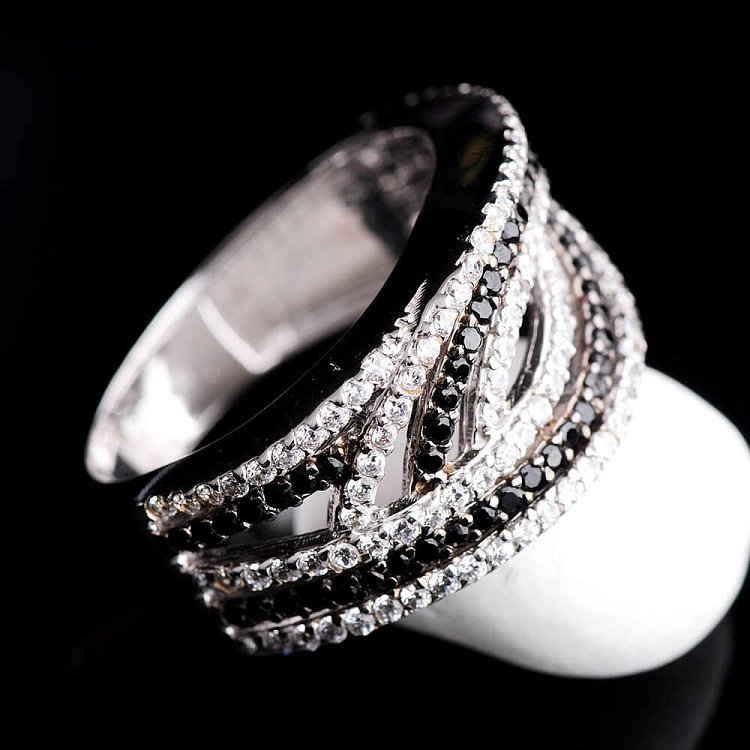 Жіноча каблучка з білого золота з фіанітами к02570 від ювелірного магазину Онікс - 3