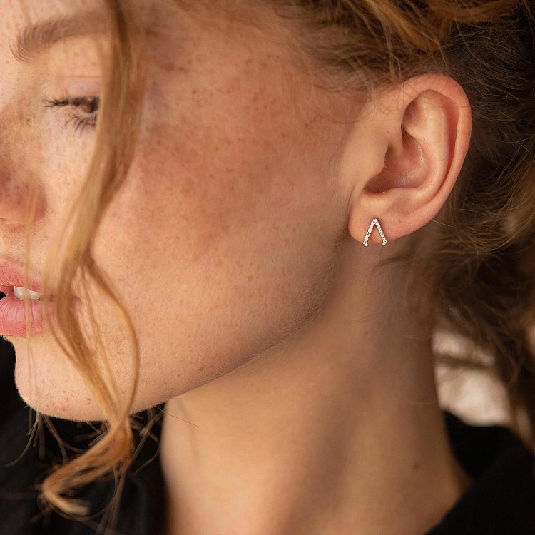 Серьги - пусеты "Акцент" с фианитами (белое золото) с08453 от ювелирного магазина Оникс - 2