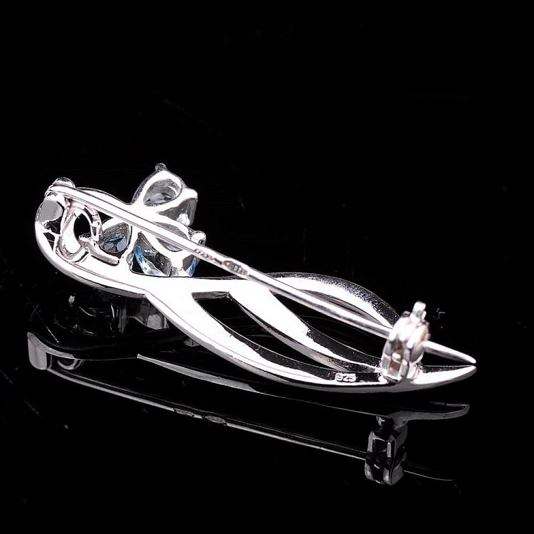 Серебряная брошь с голубым топазом 16063 от ювелирного магазина Оникс - 1