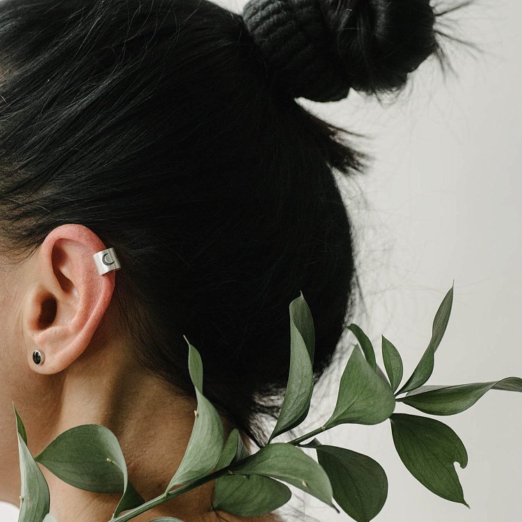 Срібна сережка-каффа "Місяць" (матова) 122703l від ювелірного магазину Онікс - 2