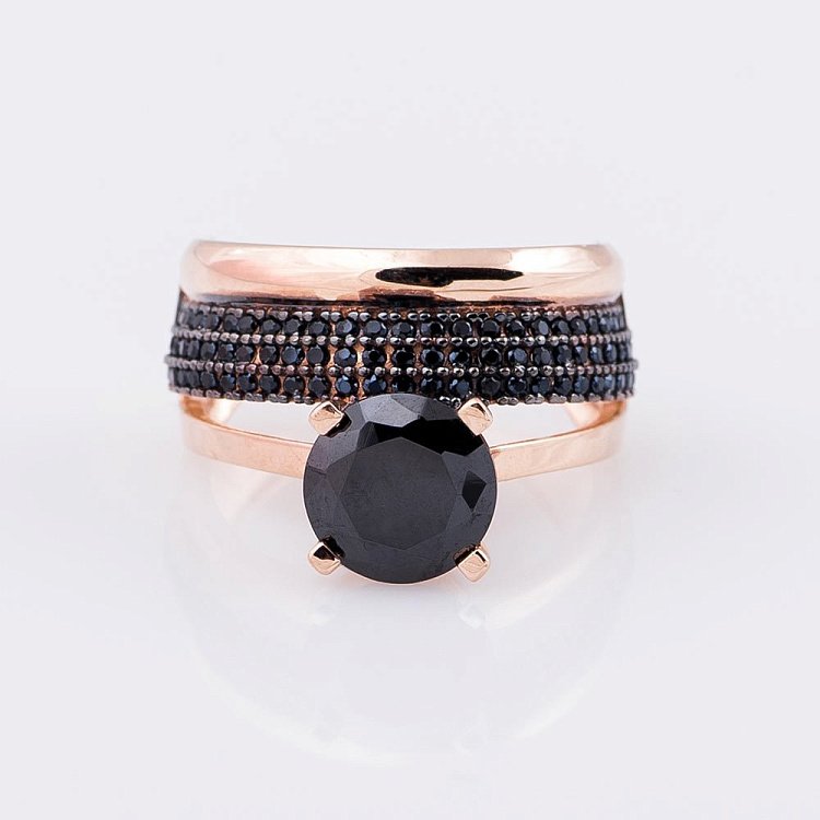 Золота каблучка з чорними фіанітами к04758 від ювелірного магазину Онікс