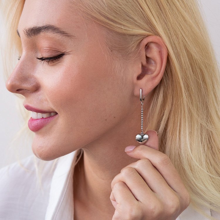 Срібні сережки "Сердечки" на ланцюжку 123146 від ювелірного магазину Онікс - 1