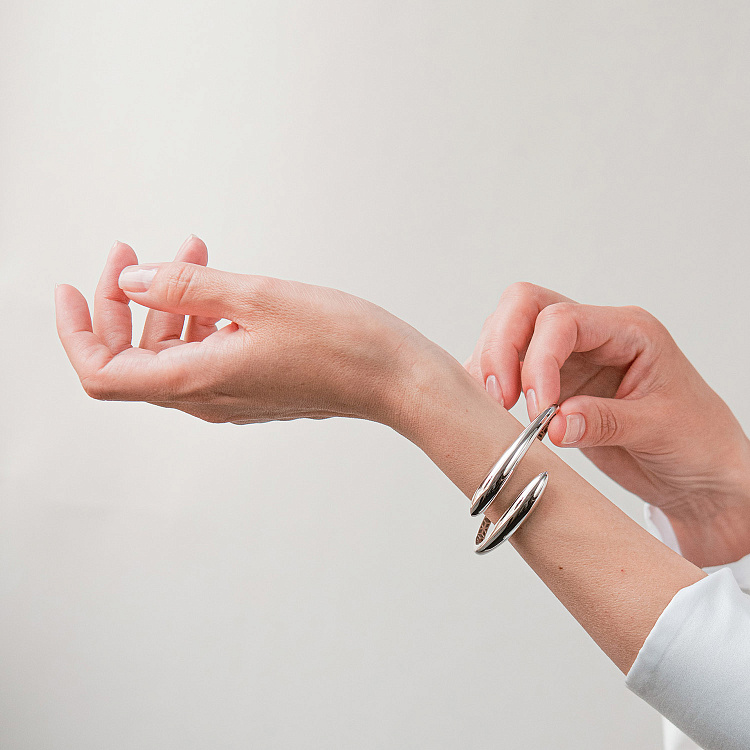 Жесткий браслет "Rosemarie" в белом золоте б05608 от ювелирного магазина Оникс - 2