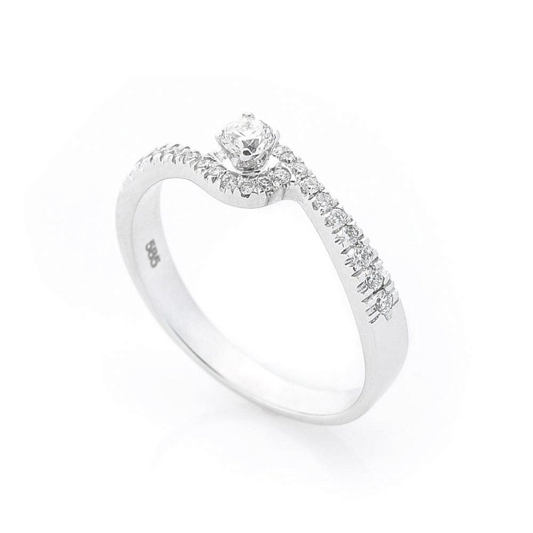 Золотое помолвочное кольцо с бриллиантами км0076 от ювелирного магазина Оникс