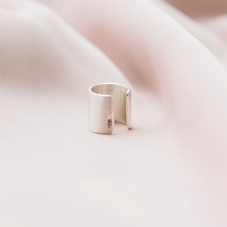 Серебряная серьга-каффа "Sex is art" (матовая) 122703s от ювелирного магазина Оникс - 6