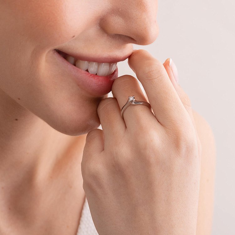 Заручальна золота каблучка з діамантом 22761521 від ювелірного магазину Онікс - 1