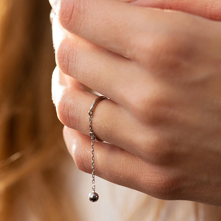 Серебряное кольцо "Шарик на цепочке" 1024 от ювелирного магазина Оникс - 2