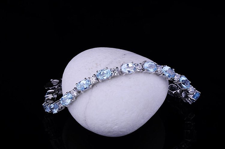 Срібний браслет з блакитним топазом, фіаніти 14791 від ювелірного магазину Онікс - 1